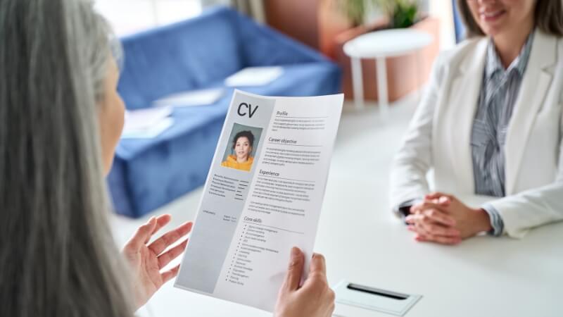 Dicas de CV: Como Colocar Certificados no Currículo? - Carreiras